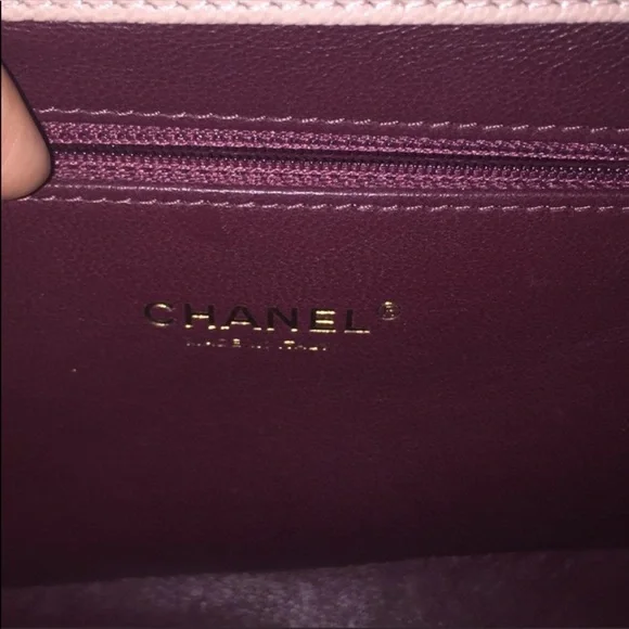 CHANEL Beige Quilted Bag with Gold Chain - Picture 4 of 8